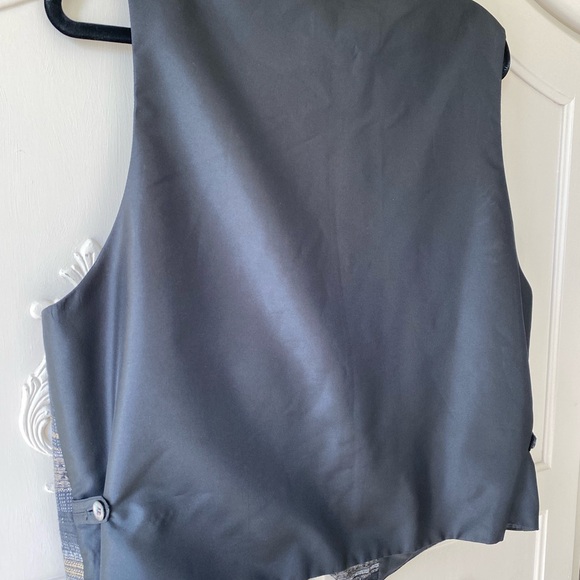 Vest - Picture 2 of 4